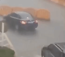 央视新闻|订单超时！原来外卖小哥在狂风暴雨中做了这件事