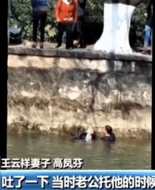 



老人勇救溺水小伙却丢了手机，之后他的这番话让一部分人脸红
