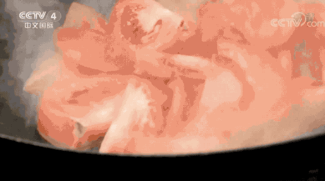 夫妻赔钱摆摊20年除夕不休 只为让这些人吃口热饭