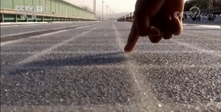 【國冀普瑞充電樁廠家】全球首段光伏高速公路亮相！路面就是“充電寶” 汽車邊跑邊充電