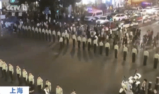 致敬！刷爆朋友圈的“人体闸机”，又出现了…