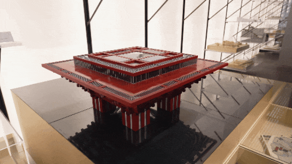 ▲由何镜堂设计的世博会中国馆模型，细致展现了二十四节气篆字与“新九州清晏”屋顶花园等设计细节。