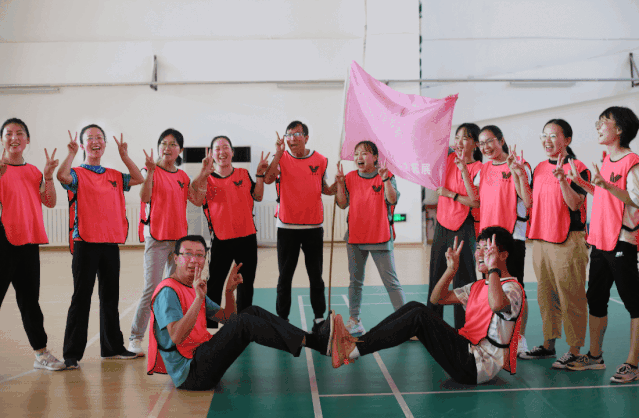 凝心聚力精彩绽放_团建队名_让激情凝聚力量