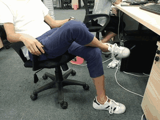 地铁也是二郎腿,看来二郎腿真的是一种完全不分身份不分场合,人人都会