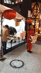 这个日本人在药妆店疯狂“抢口罩”，还自费200万日元人肉带到中国（组图） - 2