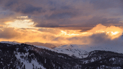 的神态在空中时时作翩翩的摆舞轻松的片段的流动的彩云真是十分罕见!