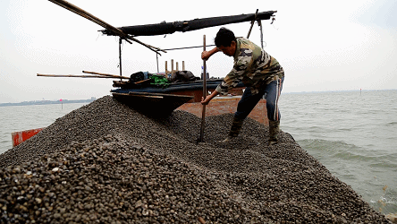 在渔政部门的现场监督下,把60吨河蚬苗投放到了20000亩河蚬增养殖保护