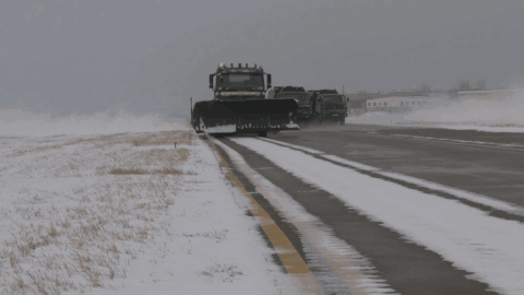 簡單粗暴！用航空發動機改裝成的渦噴吹雪車，超級除雪神器！的圖3