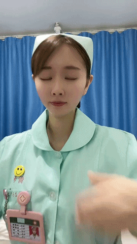 搞笑gif 看的什么小电影啊 我瞄一眼 柠檬资讯