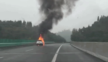 「吉之岛火灾」危险！今天早上东莞的一辆汽车发生自燃！到底是怎么回事？