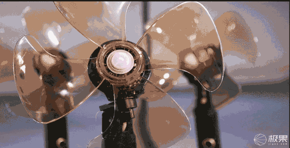 运作时 周围会形成负压,促使空气流动,产生风 风带动风扇的扇叶转动