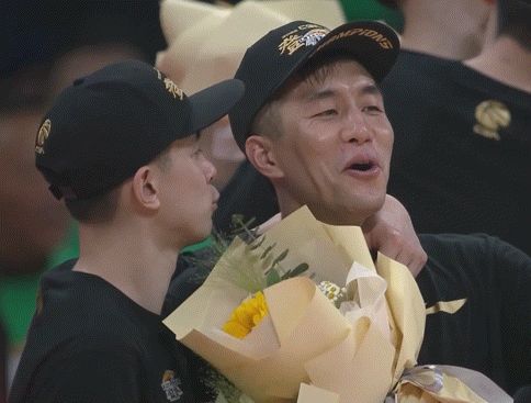 篮球体育生赵继伟郭艾伦贴脸热吻？直男和兄弟亲一下，怎么了~