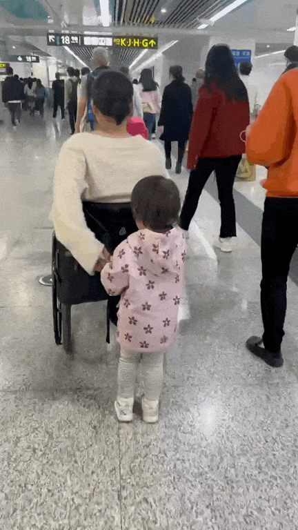 怎么推轮椅女儿推着“轮椅妈妈”坐地铁，随后一幕暖了_https://www.jmylbn.com_新闻资讯_第3张