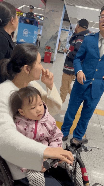 怎么推轮椅女儿推着“轮椅妈妈”坐地铁，随后一幕暖了_https://www.jmylbn.com_新闻资讯_第5张