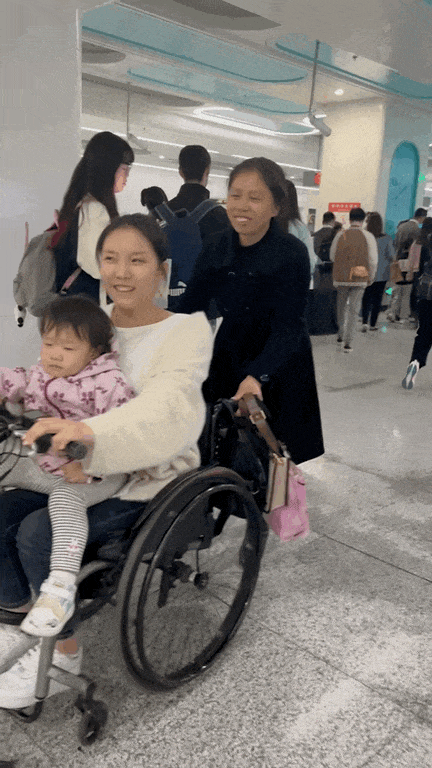 怎么推轮椅女儿推着“轮椅妈妈”坐地铁，随后一幕暖了_https://www.jmylbn.com_新闻资讯_第4张