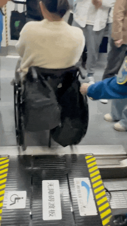 怎么推轮椅女儿推着“轮椅妈妈”坐地铁，随后一幕暖了_https://www.jmylbn.com_新闻资讯_第9张