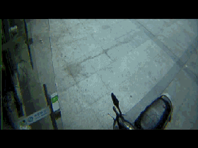 四天时间 十三个灭火器从高楼被两个熊孩子砸下