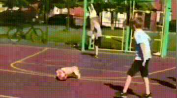 狗子乱入马拉松赛道,跑到终点时竟被“采访”…-微信头条网 狗子乱入马拉松赛道,跑到终点时竟被“采访”…