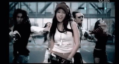 坦白隆胸、整容沒在怕！魔鬼身材女 Rapper 連泫雅見到她都要叫「姐」！