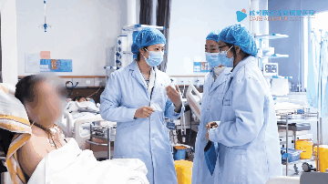 成都顾连锦宸康复医院康复医生在查房