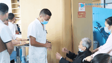 成都顾连锦宸康复医院康复医生在查房