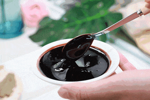 这款枇杷雪梨膏,是由南京同仁堂出品.