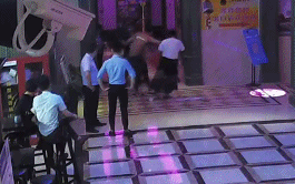 江北一小伙大闹KTV,还猛踹民警头部!安排!