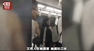 看视频气死！北京大妈火了！地铁上插队撒泼吐口水！还扬言弄死乘客！网友：“理直气壮的不要脸！” - 18