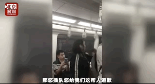 看视频气死！北京大妈火了！地铁上插队撒泼吐口水！还扬言弄死乘客！网友：“理直气壮的不要脸！” - 10