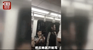 看视频气死！北京大妈火了！地铁上插队撒泼吐口水！还扬言弄死乘客！网友：“理直气壮的不要脸！” - 7