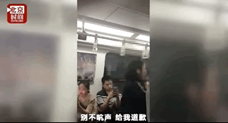 看视频气死！北京大妈火了！地铁上插队撒泼吐口水！还扬言弄死乘客！网友：“理直气壮的不要脸！” - 9