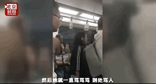 看视频气死！北京大妈火了！地铁上插队撒泼吐口水！还扬言弄死乘客！网友：“理直气壮的不要脸！” - 16