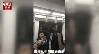 看视频气死！北京大妈火了！地铁上插队撒泼吐口水！还扬言弄死乘客！网友：“理直气壮的不要脸！” - 3