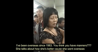 看视频气死！北京大妈火了！地铁上插队撒泼吐口水！还扬言弄死乘客！网友：“理直气壮的不要脸！” - 38
