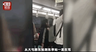 看视频气死！北京大妈火了！地铁上插队撒泼吐口水！还扬言弄死乘客！网友：“理直气壮的不要脸！” - 19