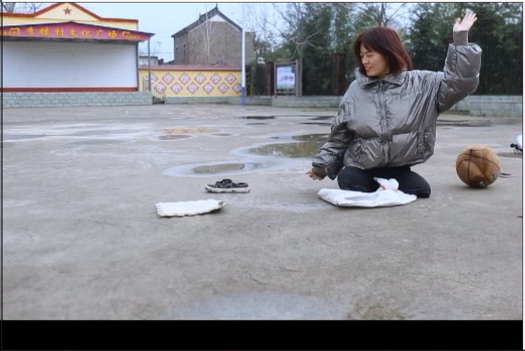 的学习成绩优异上学期间她仍然坚持做家务尽管失去双腿年幼的王娟便