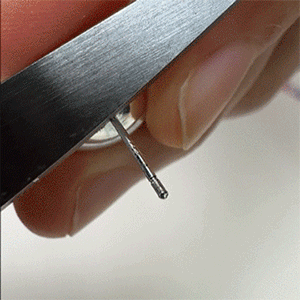 △用小刀轻轻刮耳钉