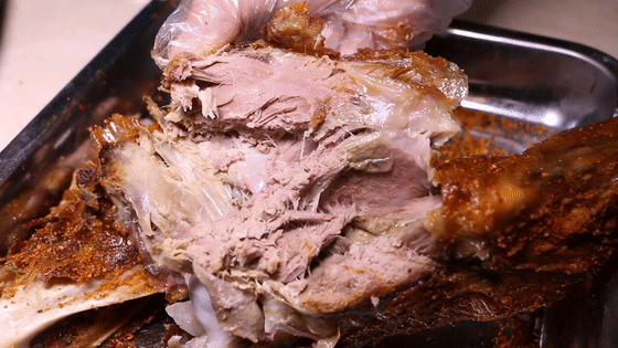 五折探店去恐龙洞穴撸串心心念念的烤羊腿来了烤羊腿5折很实惠撸货们