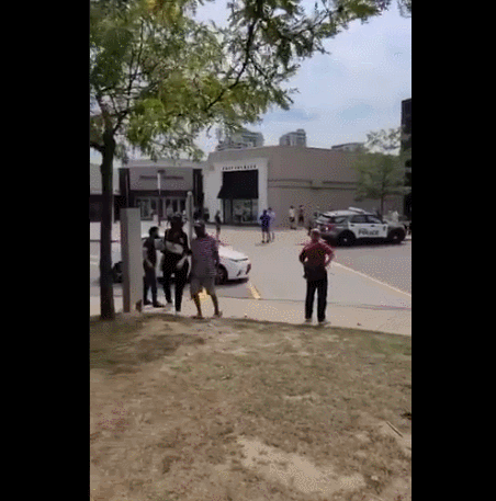 多伦多知名商场突爆枪击！人群逃窜，前一秒还在试衣服（组图） - 11