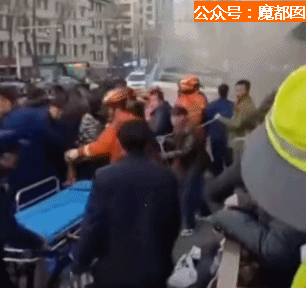 中国再爆路塌事故 少年救人坠入2次塌陷 爆燃（组图） - 34