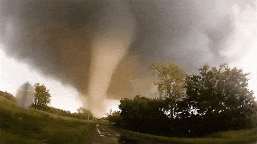 荷兰妖风昨天再"升级":刚刚,龙卷风离我只有20公里