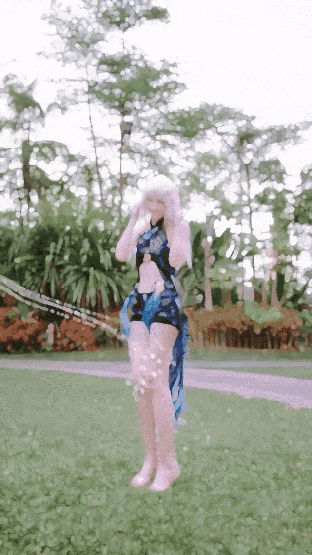当coser遇上泼水节,清凉妆造 曼妙身材,现场的大哥们眼神亮了