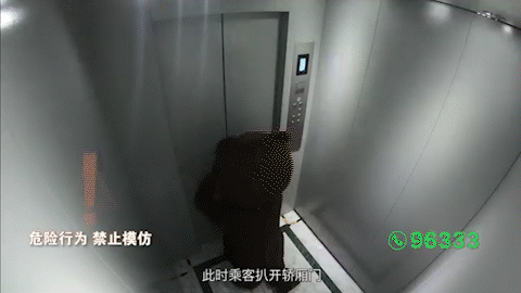 担心迟到,男孩徒手扒电梯门逃生!近期上海有17人被困