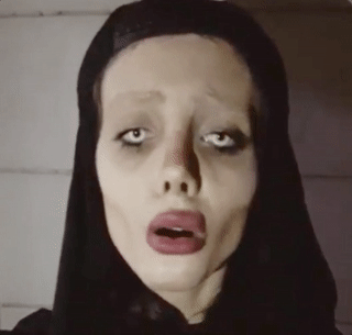 想变成安吉丽娜朱莉的样子，她做了50次整容手术，结果最后把自己变成了僵尸脸...