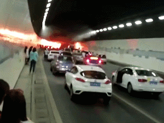 就在刚刚，惠山隧道由南向北方向一辆车子自燃……