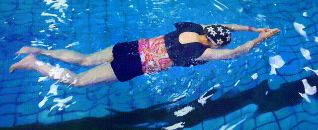 北京游泳教练培训中心教大家蛙泳怎么克服同时伸手和蹬腿