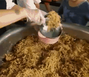 小学生营养餐造假，对比日本学校的餐食才明白什么叫“食育”