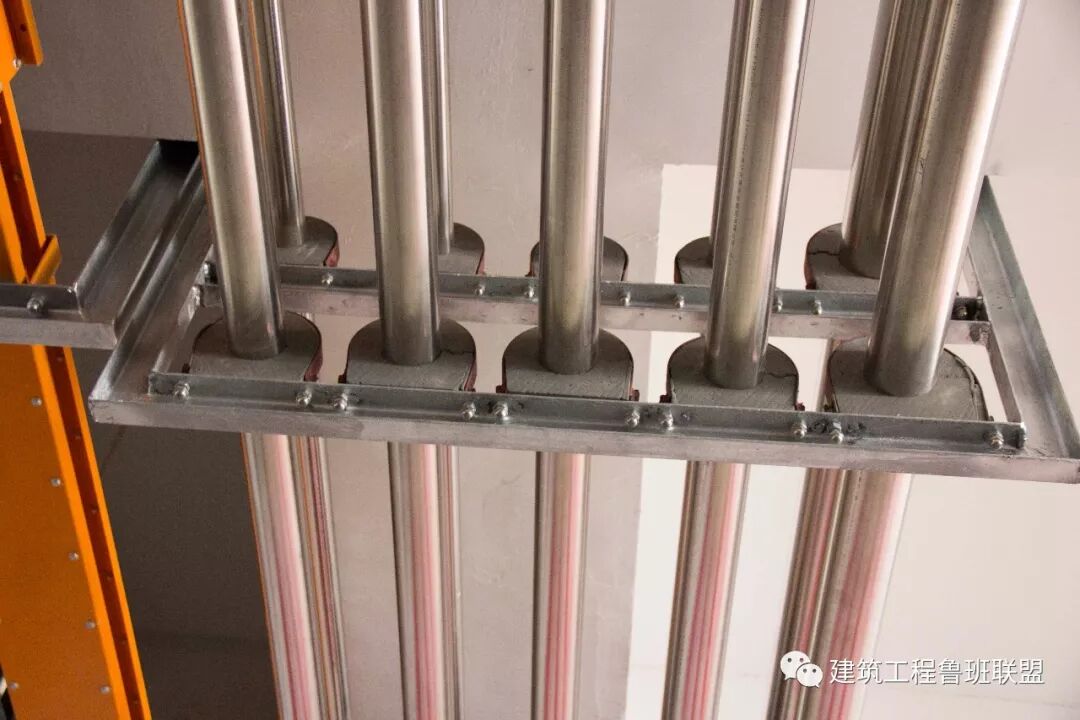 槽钢朝向一致.