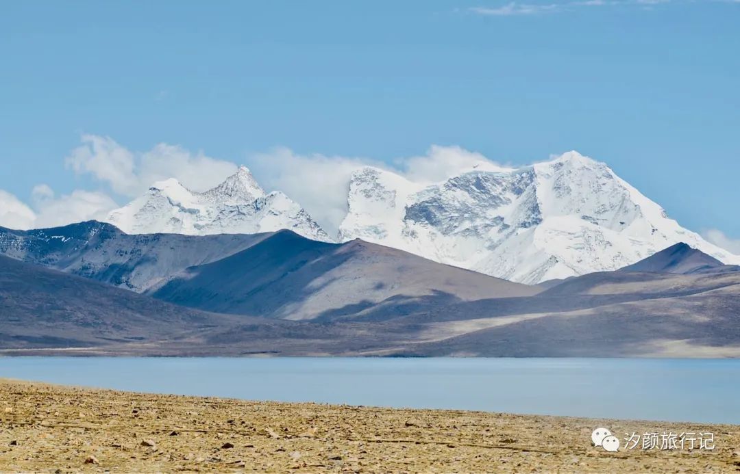 沿途可以看到折公措,白马林措,介久措三个湖泊,湖泊和雪山是这条徒步