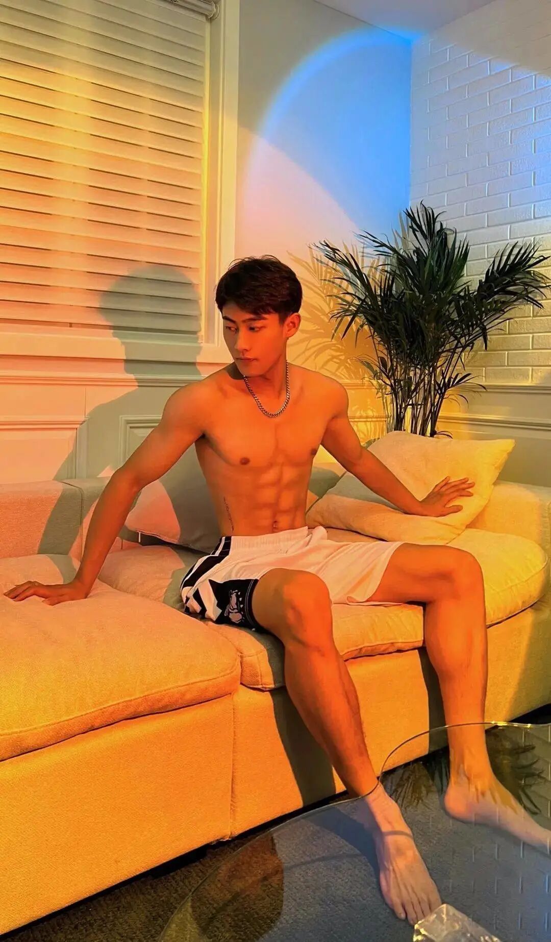 白袜长腿体育生哥哥，穿白色球裤有点迷人 - 图4